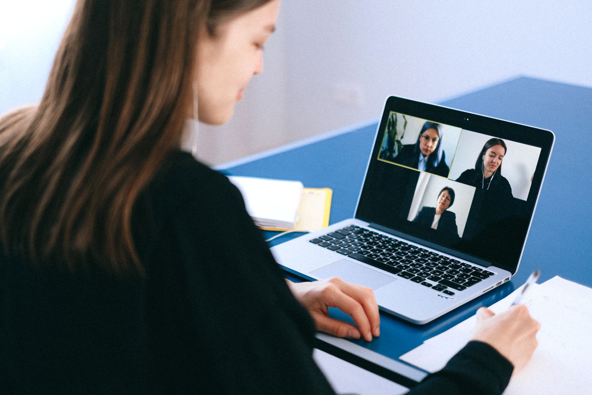 Teilnehmerin im Videocall mit ihrer Lerngruppe am Laptop